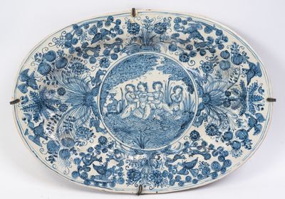 une vieille assiette bleue et blanche ornée d'un motif floral