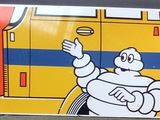 un autocollant représentant un personnage de dessin animé à l'arrière d'un bus