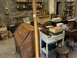 une photo d'un porte-manteau dans un atelier