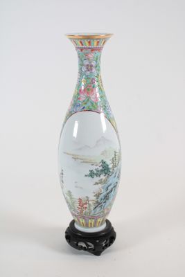 un vase posé sur un support sur une surface blanche
