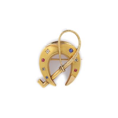 une photo d'une broche en or et diamants ornée d'une croix