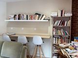 un salon avec un canapé, une table et une bibliothèque