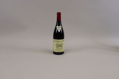 une bouteille de vin à côté d'un verre de vin