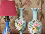 trois vases posés sur une table avec une lampe rouge
