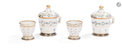trois tasses et une théière posées sur une table