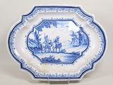 une assiette bleue et blanche avec une photo de personnes dessus
