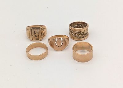quatre bagues en or et une bague ornée d'un cœur