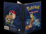 un gros plan sur une boîte du jeu de cartes à collectionner Pokémon