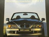 une photo d'une publicité pour une BMW Roadster accrochée au mur