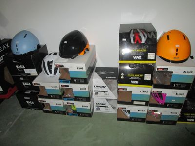 Des cartons de casques sont empilés les uns sur les autres dans une pièce