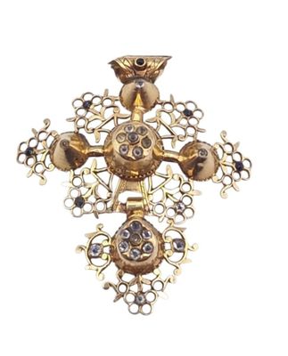 une image représentant une croix en or et en diamants sur fond blanc