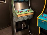 deux bornes d'arcade dans un coin de la pièce