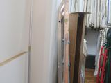 une pièce équipée d'un placard et d'un miroir