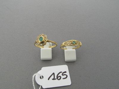 deux bagues en or et une bague sertie d'une pierre verte