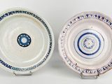 deux assiettes posées côte à côte sur une table