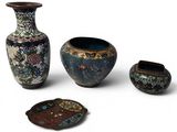 trois vases placés l'un à côté de l'autre