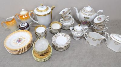 de nombreux types de tasses et soucoupes pour le thé et le café