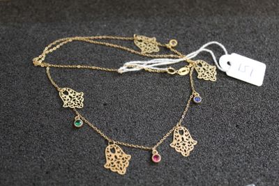 gros plan d'un collier sur une table avec une étiquette