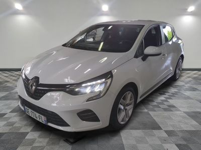 la voiture blanche est garée sur un sol en damier dans le garage