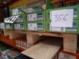 de nombreuses boîtes sur les rayons d'un magasin, accompagnées d'une étiquette de prix