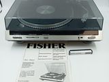 un tourne-disque posé sur un lecteur CD