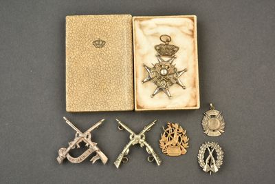 une image représentant une boîte contenant tout un tas d'objets divers