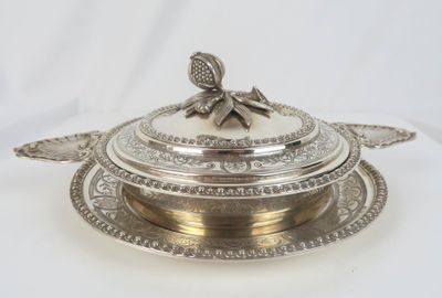 une assiette en argent antique avec un oiseau sur le dessus