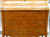 un petit bureau en bois surmonté d'un tiroir