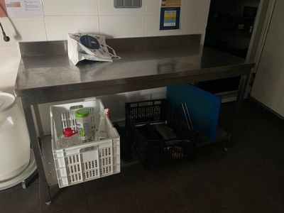 1 table en inox adossable + entretoise