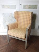BERGERE à oreilles en bois mouluré, sculpté et laqué gris, à… (photo 5)