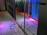 un miroir posé sur un support dans une pièce
