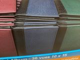 tout un tas de portefeuilles posés sur une table