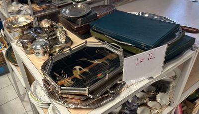 une table sur laquelle se trouvent de nombreux objets en argent