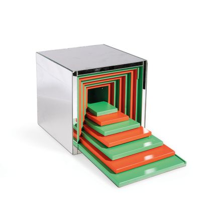 une image représentant une pile de plateaux colorés empilés les uns sur les autres