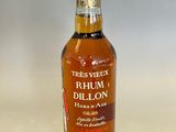 une bouteille de whisky posée sur une table