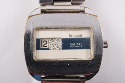 une montre-bracelet en argent portant un poinçon