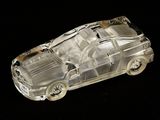 une petite voiture en plastique transparent posée sur une surface noire