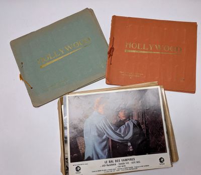 Deux vieux livres sont posés sur une table où se trouve la photo d'une femme