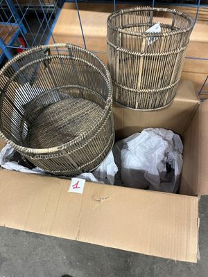 deux paniers qui se trouvent dans une boîte posée par terre