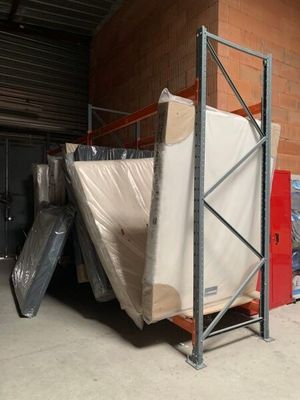 de nombreux matelas sur une palette dans un entrepôt