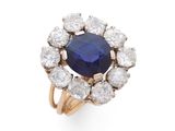 une bague à grappes de saphirs et de diamants