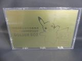 un gros plan d'une boîte sur laquelle figure le logo Pokémon