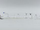 un ensemble de figurines en cristal posées sur une surface blanche
