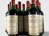plusieurs bouteilles de vin sont alignées sur une table