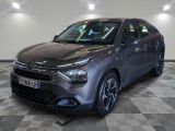 la voiture grise est garée sur un sol en damier dans le garage