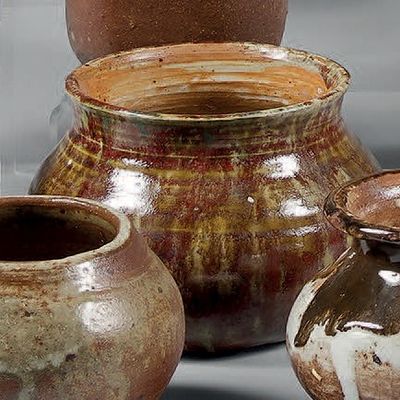 trois vases posés l'un à côté de l'autre sur une table