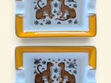 paire de cendriers en porcelaine jaune et blanche ornés de léopards