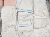 une valise pleine de vêtements et des vêtements posés sur une table
