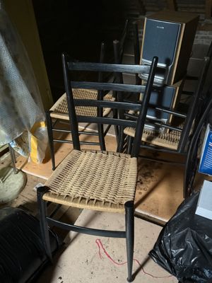 Le contenu d'un grenier, dont 4 chaises modernistes