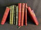 Plusieurs vieux livres sont empilés les uns sur les autres sur une surface noire
